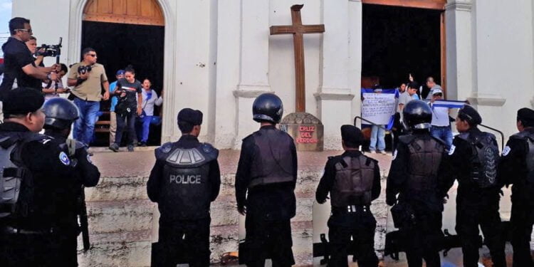 Policía sandinista siembra el terror alrededor de templos e iglesias de Nicaragua