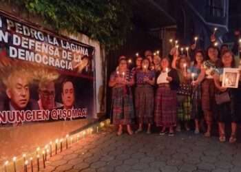 Protesta de comunidad indígena con la que exigen la renuncia de la fiscal Consuelo Porras y Rafael Curruchiche. Foto tomada de Prensa Comunitaria.