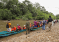 Los migrantes llegan en canoas tras navegar por el río Tres Bocas, en la zona fronteriza con Colombia.