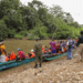 Los migrantes llegan en canoas tras navegar por el río Tres Bocas, en la zona fronteriza con Colombia.