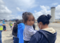 Imagen de menores llegando deportados a Guatemala.