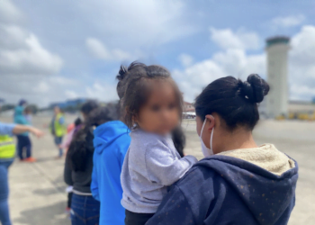Imagen de menores llegando deportados a Guatemala.