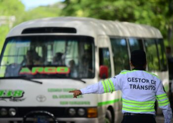 Multarán en El Salvador con $57.14 por usar el celular, maquillarse, comer o beber al manejar