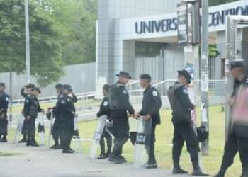 Policías orteguistas durante la toma de la UCA.