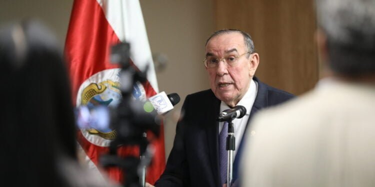 Presidente del Congreso de Costa Rica cuestiona visado a Honduras