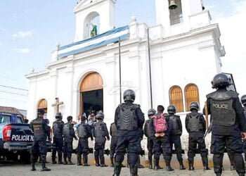 Imagen de archivo de un templo católico asediado por policías orteguistas.