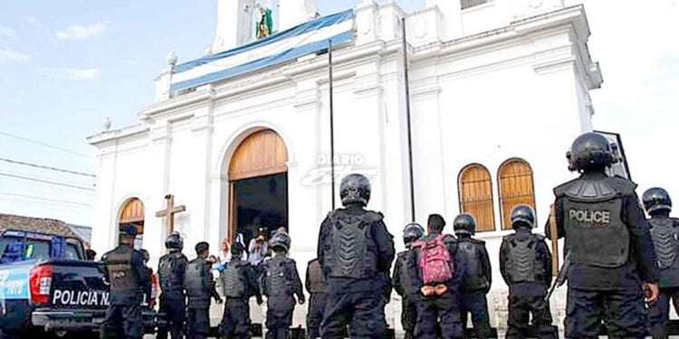 Imagen de archivo de un templo católico asediado por policías orteguistas.