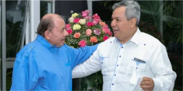 Dante Mossi (blanco), apodado el banquero de la dictadura, saluda a Daniel Ortega, de Nicaragua. Mossi presidió el BCIE entre 2018 y 2023.