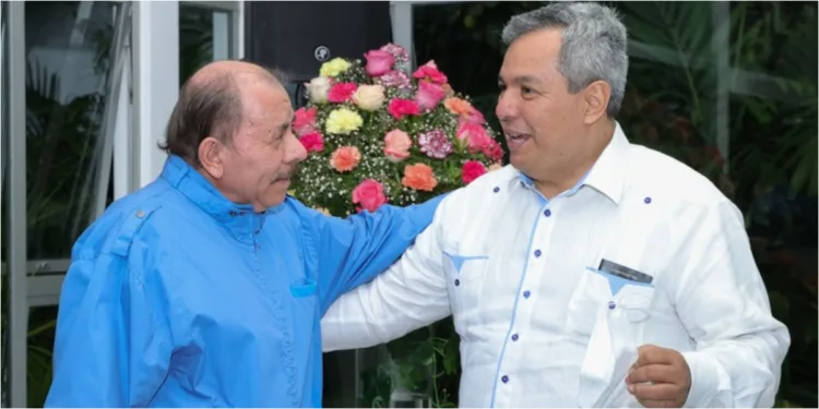 Dante Mossi (blanco), apodado el banquero de la dictadura, saluda a Daniel Ortega, de Nicaragua. Mossi presidió el BCIE entre 2018 y 2023.