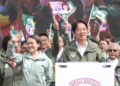 El candidato presidencial ofiicalista, Lai Ching-te (centro) junto a su compañera de fórmula, Hsiao Bi-khim (izq).