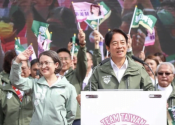 El candidato presidencial ofiicalista, Lai Ching-te (centro) junto a su compañera de fórmula, Hsiao Bi-khim (izq).