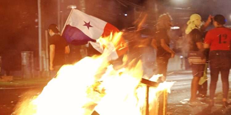 Protesta contra la minería en Panamá. Foto tomada de @AlexTienda