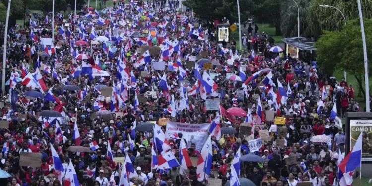 Se desangra el comercio internacional en Panamá por atasco en canal y protestas