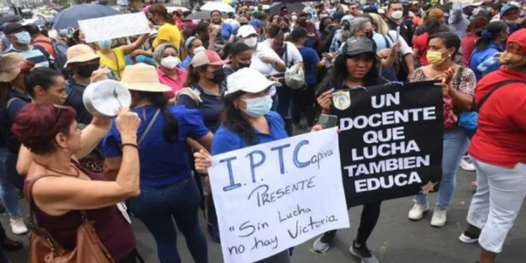 Ministerio de Educación panameño llama al diálogo a los docentes para retornar a clases