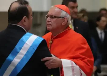 El cardenal Álvaro Ramazzini, de Guatemala, saluda al presidente Alejandro Giammattei (foto tomada de redes sociales).