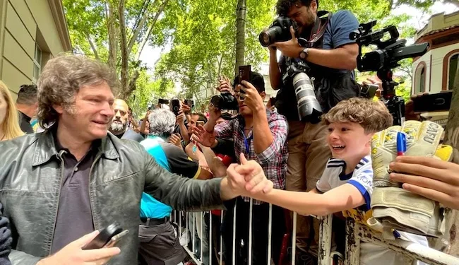La Libertad Avanza en las urnas, pero el fantasma de la crisis de gobernabilidad acecha a Argentina