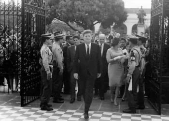 El presidente John F. Kennedy entrando al Teatro Nacional de San José.