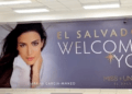 El rostro de Miss El Salvador da la bienvenida a las concursantes en el Aeropuerto Monseñor Óscar Arnulfo Romero.