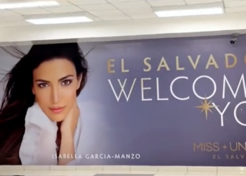 El rostro de Miss El Salvador da la bienvenida a las concursantes en el Aeropuerto Monseñor Óscar Arnulfo Romero.