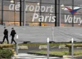 Gendarmes franceses patrullan los alrededores del aeropuerto de Vatry, al este de París, Francia, donde el avión de Legend Airlines, con 303 pasajeros indios que iban rumbo a Nicaragua fue retenido./AFP