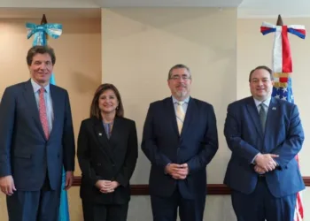 José W. Fernández, subsecretario de Estado; Karin Herrera, vicepresidenta electa de Guatemala; Bernardo Arévalo, presidente electo de Guatemala; y Patrick Ventrell, encargado de negocios de la embajada de Estados Unidos.