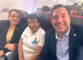 Xiomara Castro, presidenta de Honduras, y su hijo y secretario privado, Héctor Manuel Zelaya, posan para una fotografía junto a una hondureña en un avión, en su viaje a Dubái.