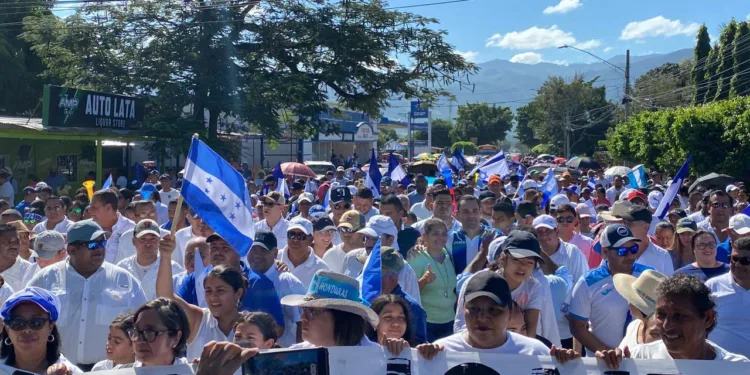 Nutrida marcha de opositores en Yoro exige a presidenta una “mejor Honduras”