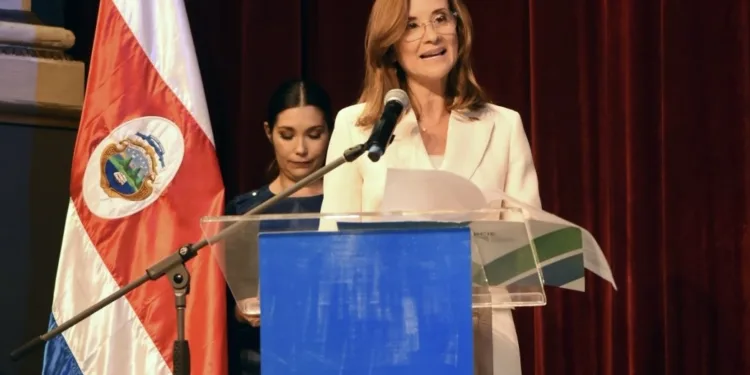 Comienza la era de la costarricense Gisela Sánchez al frente del BCIE