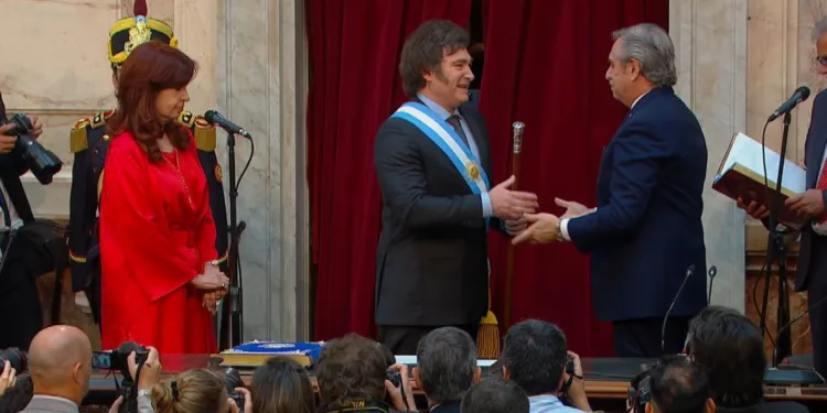 Javier Milei dice que “comienza la nueva era de Argentina” al asumir como presidente