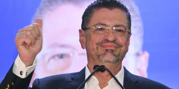 Denuncian espionaje del presidente Chaves a sus funcionarios en Costa Rica