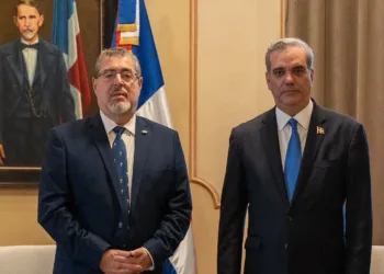 Bernardo Arévalo, presidente electo de Guatemala, junto a Luis Abinadr, mandatario de República Dominicana.