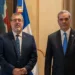 Bernardo Arévalo, presidente electo de Guatemala, junto a Luis Abinadr, mandatario de República Dominicana.