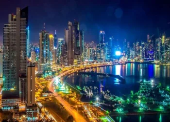 Una vista nocturna de la ciudad de Panamá.