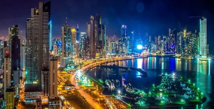 Una vista nocturna de la ciudad de Panamá.