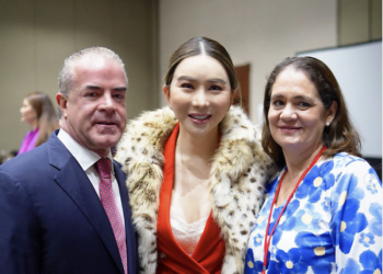La propietaria de Miss Universo, Anne Jakkaphong Jakrajutatip (centro), junto a Karen Celebertti y su esposo, Martin Argüello.
