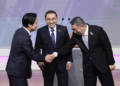 Los tres candidatos presidenciales taiwaneses se saludan previo al debate del sábado.
