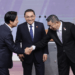 Los tres candidatos presidenciales taiwaneses se saludan previo al debate del sábado.