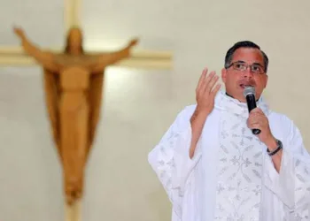 Padre Héctor Treminio, párroco de Santo Cristo de Esquipulas en Managua.