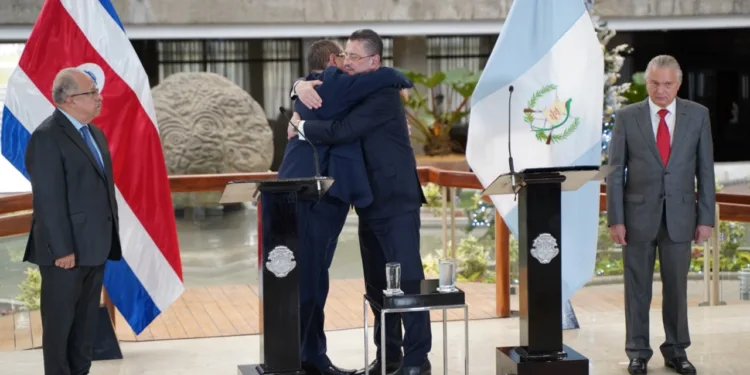 Presidente electo de Guatemala recibe apoyo de Rodrigo Chaves en Costa Rica