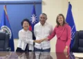 La embajadora Lily Li-Wen Hsu estrecha la mano de la Presidenta Ejecutiva del BCIE, Ana Guisella Sánchez Maroto, en presencia del primer ministro beliceño, John Briceño.