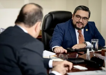 El exministro Alberto Pimentel Mata en una foto de archivo, en reunión con el entonces presidente Alejandro Giammattei.