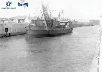 La grúa Alexander La Valley, el primer buque que atravesó el Canal de Panamá el 7 de enero de 1914.