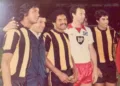 Franz Beckenbauer junto a jugadores del equipo Aurora de Guatemala en 1981.
