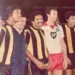Franz Beckenbauer junto a jugadores del equipo Aurora de Guatemala en 1981.