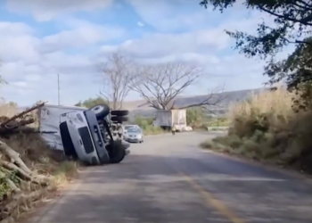 Una imagen de la televisión muestra el camión volcado en Chiapas.