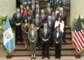 El presidente de Guatemala, Bernardo Arévalo, y la vicepresidenta, Karin Herrera, junto a la delegación de EEUU que asistió a su toma de posesión.