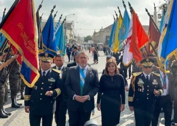 El Ejército de Guatemala rindió homenaje el lunes al nuevo presidente y le entregó el bastón de mando.