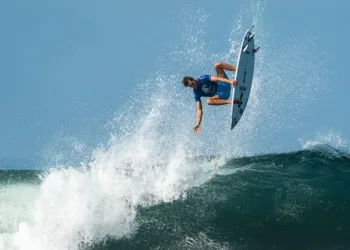 El surf es un atractivo de la costa salvadoreña.