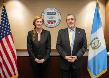 El presidente de Guatemala, Bernardo Arévalo, junto a Samantha Power, administradora de USAID.