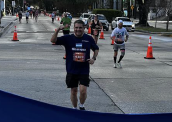 Juan Sebastián Chamorro al completar el maratón de 42 km en Miami.